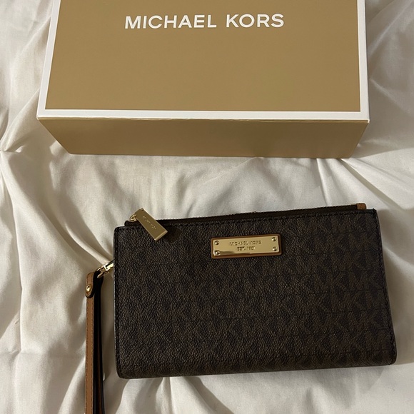 MICHAEL MICHAEL KORS
Adele Logo Smartphone Wallet Wristlet Brown NWT - Picture 3 of 8
